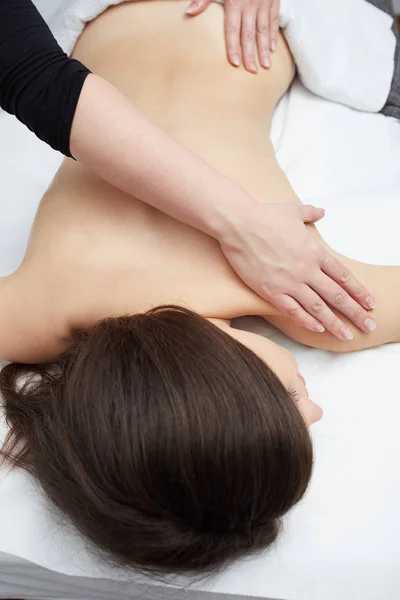 Wellness massage voor mooie mooie vrouw — Stockfoto
