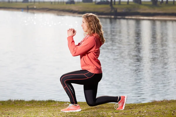 Fitness kvinna gör övningar utomhus träning — Stockfoto