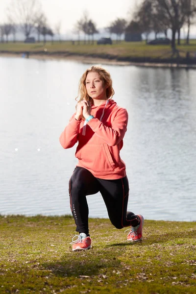 Fitness žena dělá cvičení venkovní trénink cvičení — Stock fotografie