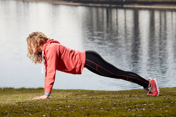 Fitness žena dělá cvičení venkovní trénink cvičení — Stock fotografie
