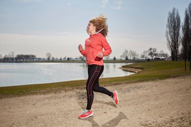 Uygun kadın hızlı koşma
