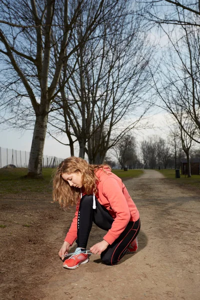 Běžecké boty - žena vázání tkaničky — Stock fotografie