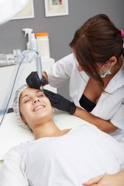 güzel genç bayan dövme Başlarken. profesyonel dövmeci yapım kaş makyaj