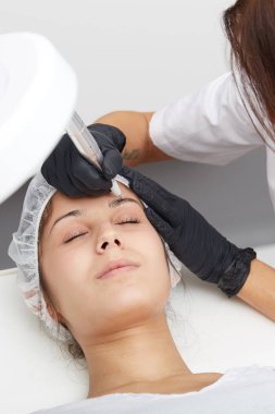 güzel genç bayan dövme Başlarken. profesyonel dövmeci yapım kaş makyaj