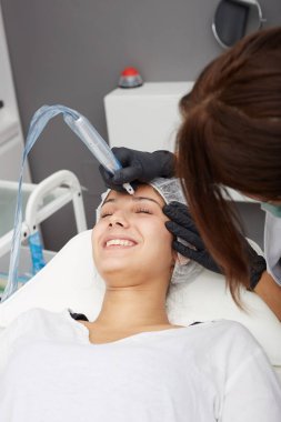 güzel genç bayan dövme Başlarken. profesyonel dövmeci yapım kaş makyaj