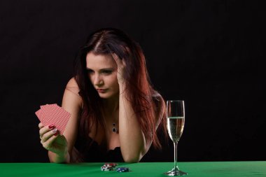 genç ve güzel kadın yeşil masada kumar