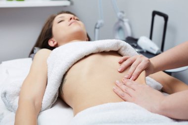 Karın masajı yaptıran güzel bir kız. Vücut bakımı.