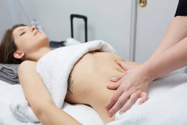 Menina bonita ter massagem no estômago. Cuidados corporais . — Fotografia de Stock