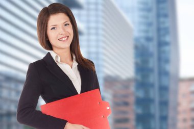 Açık havada gülümseyen profesyonel bir iş kadınının yakın portresi