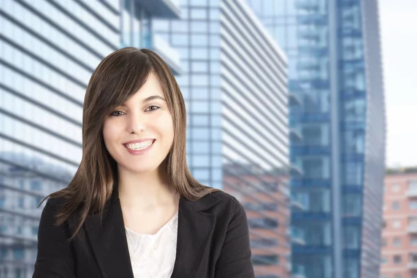 Nahaufnahme Porträt einer professionellen Geschäftsfrau, die im Freien lächelt — Stockfoto