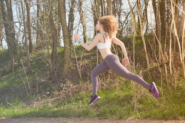 公園で走っている若い魅力的なスポーツ少女 — ストック写真
