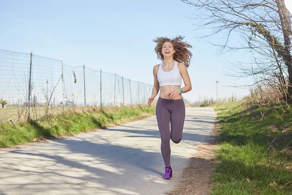 Молода приваблива спортивна дівчина біжить в парку — стокове фото