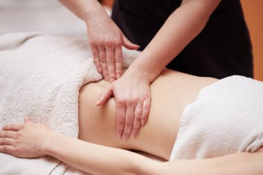 Oryantal masaj spa salonu aldıktan bir kadın