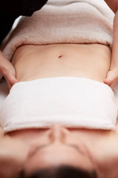 Oryantal masaj spa salonu aldıktan bir kadın — Stok fotoğraf