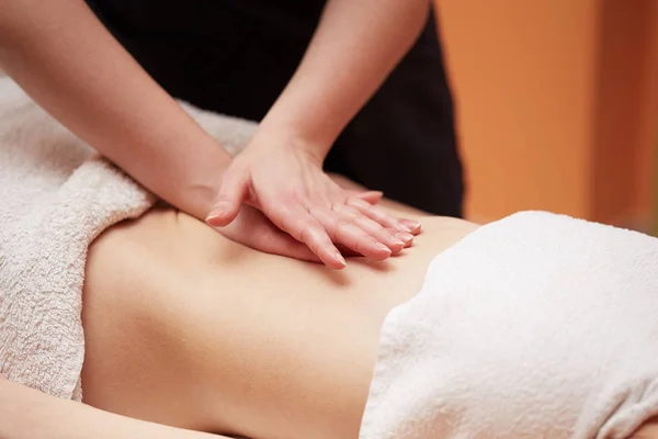 Oryantal masaj spa salonu aldıktan bir kadın