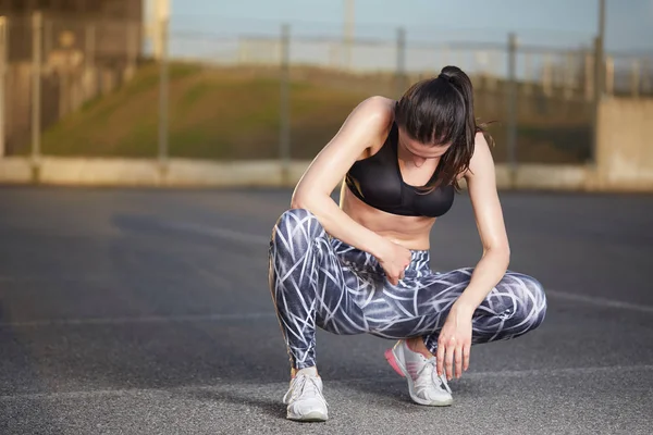 Passar kvinna gör yoga och stretching — Stockfoto