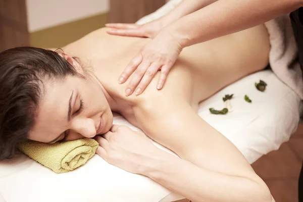 Belleza, vacaciones y concepto de spa - mujer en el salón de spa recibiendo masaje — Foto de Stock