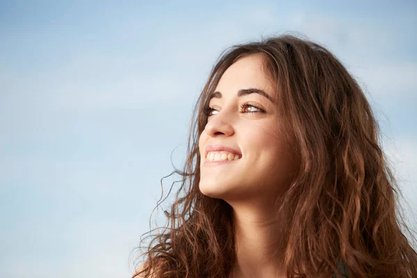 Beautiful young woman in the park Outdoor portrait — Stock Photo, Image