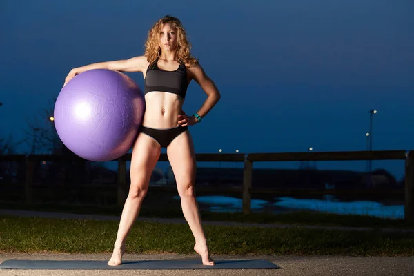 Retrato de una mujer de fitness con una pelota en forma y haciendo que su descanso de entrenamiento — Foto de Stock