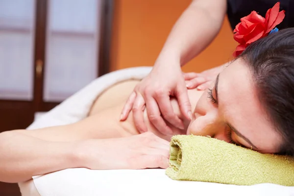 Hermosa mujer disfrutando de una terapia de masaje —  Fotos de Stock