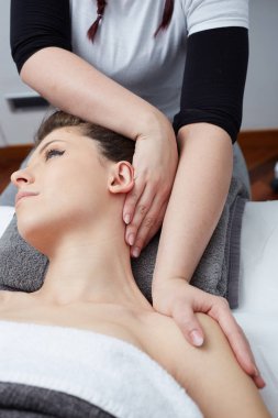  Güzeller güzeli bir kadının güzellik salonunda cildine masaj yaptırması. 