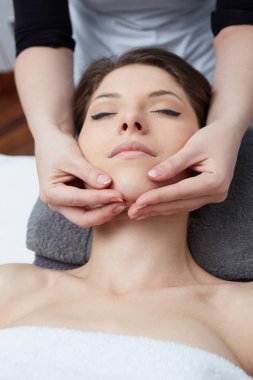  Güzeller güzeli bir kadının güzellik salonunda cildine masaj yaptırması. 
