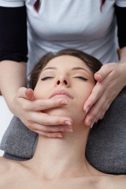  Güzeller güzeli bir kadının güzellik salonunda cildine masaj yaptırması. 