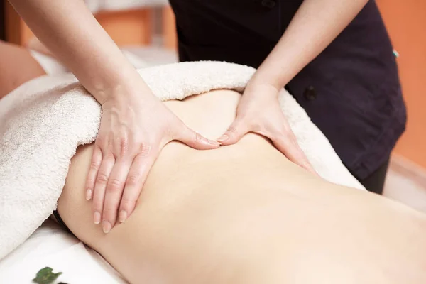 Mooie vrouw geniet van een massagetherapie in spa salon — Stockfoto