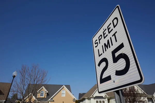 Señal de carretera rectangular blanca cerca de 25 millas límite de velocidad —  Fotos de Stock