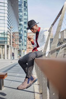 Şık genç Afrika adam Sigara İçilmeyen moda portre