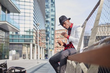 Şık genç Afrika adam Sigara İçilmeyen moda portre