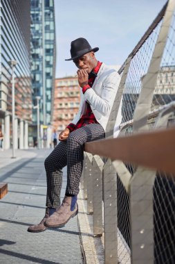 Şık genç Afrika adam Sigara İçilmeyen moda portre