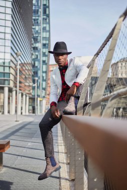 Şık genç Afrika adam Sigara İçilmeyen moda portre