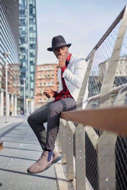 Şık genç Afrika adam Sigara İçilmeyen moda portre