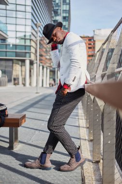 Moda şık genç Afrika adam portresi