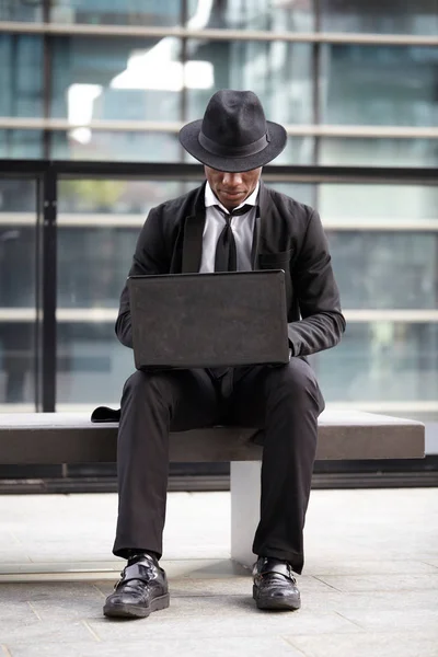 Homem de negócios trabalhando no computador portátil ao ar livre — Fotografia de Stock