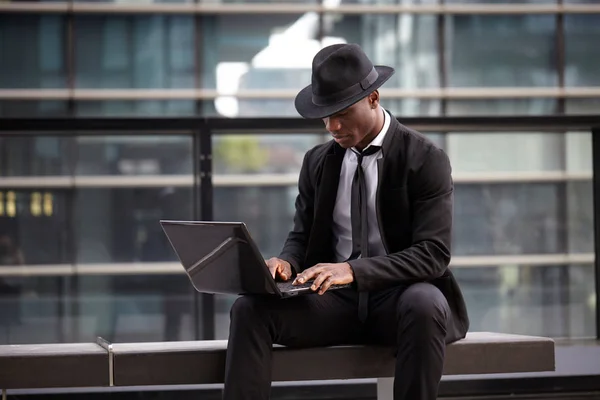 Hombre de negocios que trabaja en el ordenador portátil al aire libre — Foto de Stock