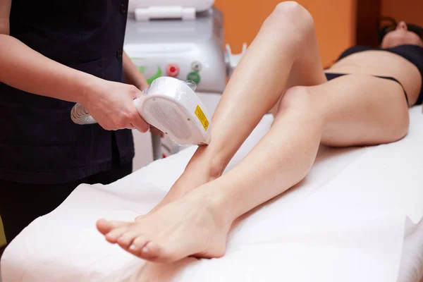 Donna a salone di cosmetici, epilation laser di gambe — Foto Stock