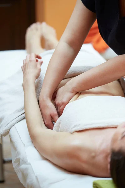 Schoonheid, vakantie en spa concept - vrouw in spa salon massage krijgen — Stockfoto