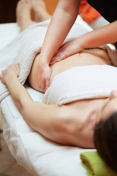 Beleza, férias e conceito de spa - mulher no salão de spa recebendo massagem — Fotografia de Stock
