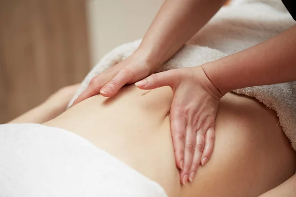 Beleza, férias e conceito de spa - mulher no salão de spa recebendo massagem — Fotografia de Stock
