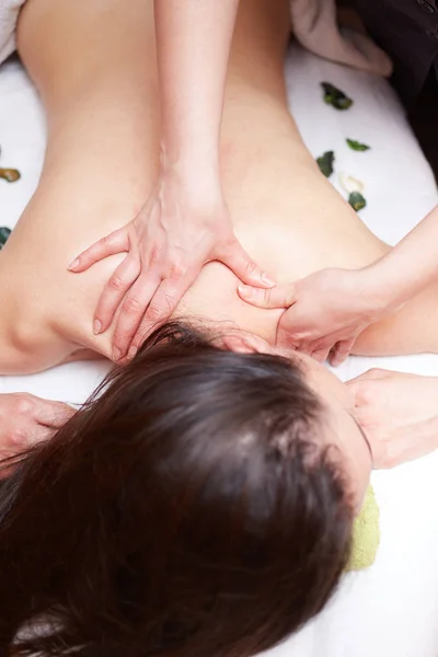 Belleza, vacaciones y concepto de spa - mujer en el salón de spa recibiendo masaje — Foto de Stock