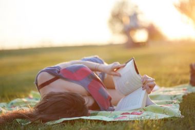 Kadın kitap okuyor.