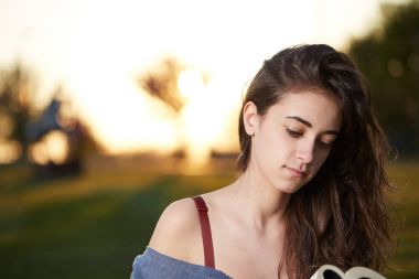 Kadın kitap okuyor.