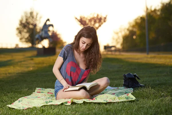 Nő olvasás könyv a parkban — Stock Fotó