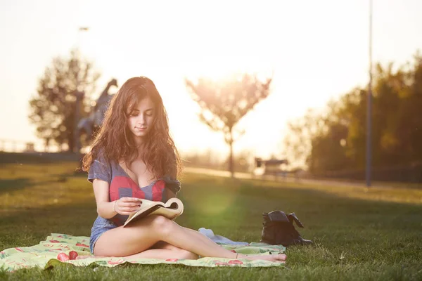Nő olvasás könyv a parkban — Stock Fotó