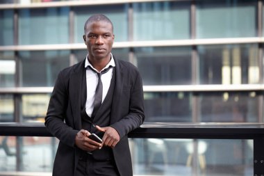 akıllı telefon kullanan genç Afro-Amerikalı iş adamı