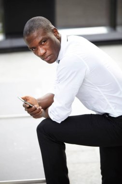 akıllı telefon kullanan genç Afro-Amerikalı iş adamı