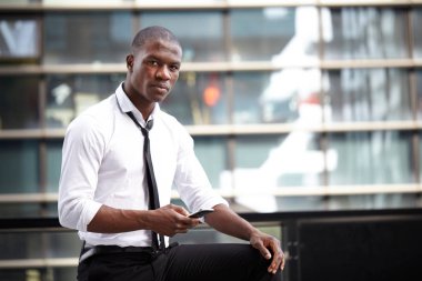 akıllı telefon kullanan genç Afro-Amerikalı iş adamı