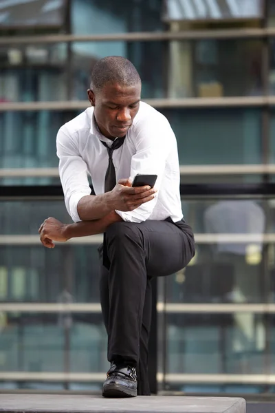 Young african american businessman using smart phone — Stock Photo, Image